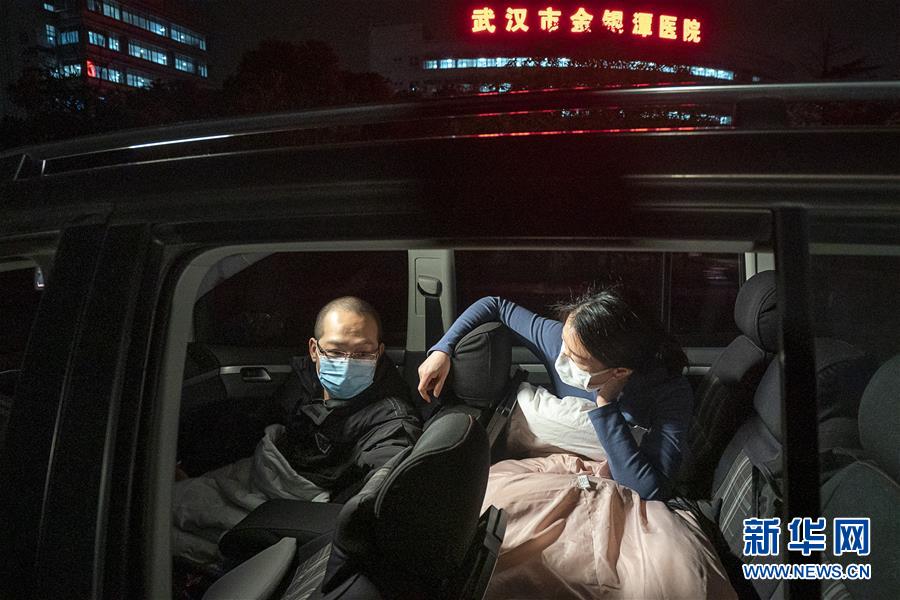 （一線(xiàn)抗疫群英譜&middot;圖文互動(dòng)）（4）特寫(xiě)：為節(jié)省10分鐘，這對(duì)醫(yī)護(hù)夫妻&ldquo;以車(chē)為家&rdquo;