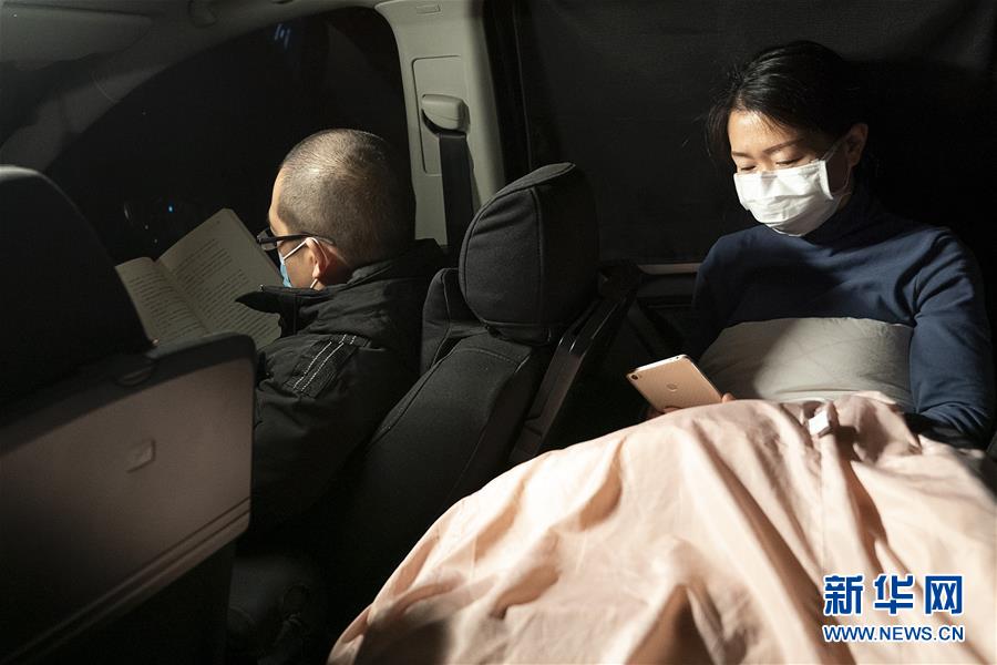 （一線(xiàn)抗疫群英譜&middot;圖文互動(dòng)）（5）特寫(xiě)：為節(jié)省10分鐘，這對(duì)醫(yī)護(hù)夫妻&ldquo;以車(chē)為家&rdquo;