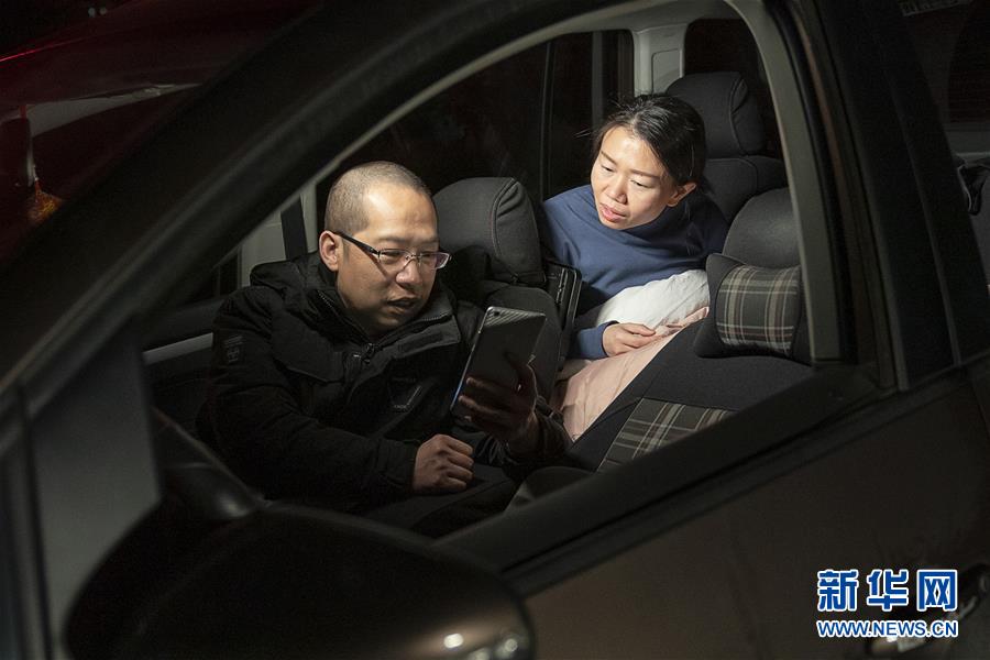 （一線(xiàn)抗疫群英譜&middot;圖文互動(dòng)）（7）特寫(xiě)：為節(jié)省10分鐘，這對(duì)醫(yī)護(hù)夫妻&ldquo;以車(chē)為家&rdquo;