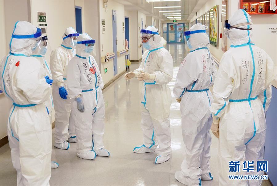 (新華全媒頭條·圖文互動)(1)磨難壓不垮 奮起正當(dāng)時——習(xí)近平總書記在統(tǒng)籌推進(jìn)新冠肺炎疫情防控和經(jīng)濟(jì)社會發(fā)展工作部署會議上的重要講話振奮人心凝聚力量