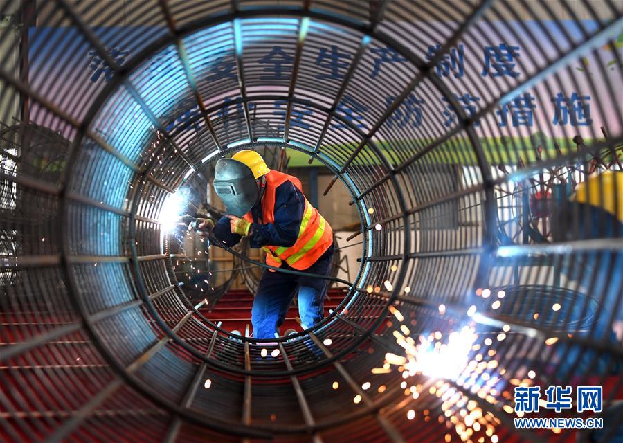 (新華全媒頭條·圖文互動)(17)磨難壓不垮 奮起正當(dāng)時——習(xí)近平總書記在統(tǒng)籌推進(jìn)新冠肺炎疫情防控和經(jīng)濟(jì)社會發(fā)展工作部署會議上的重要講話振奮人心凝聚力量