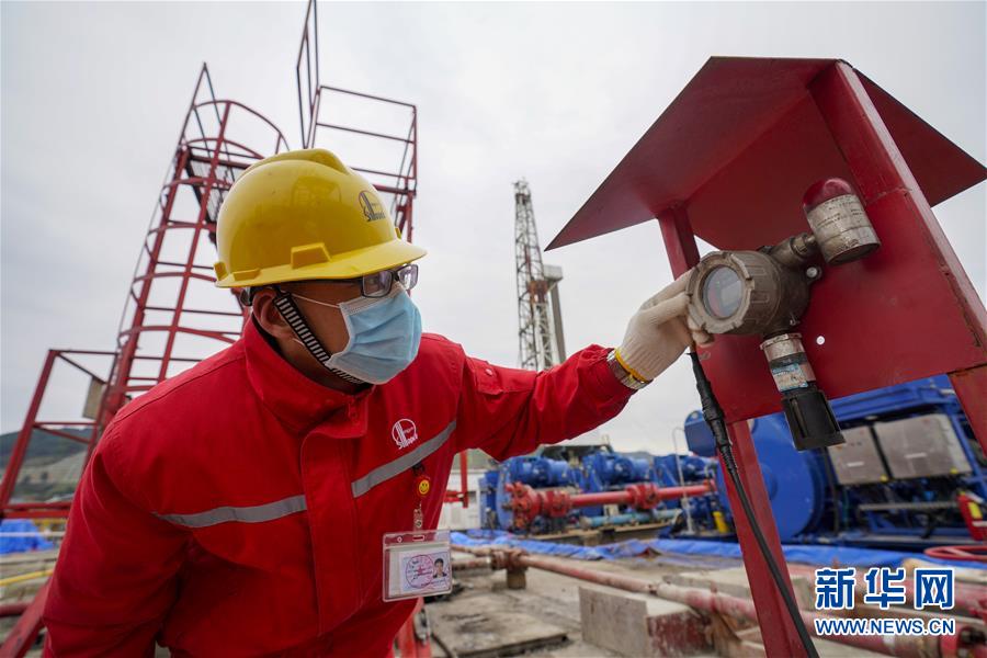 (新華全媒頭條·圖文互動)(18)磨難壓不垮 奮起正當(dāng)時——習(xí)近平總書記在統(tǒng)籌推進(jìn)新冠肺炎疫情防控和經(jīng)濟(jì)社會發(fā)展工作部署會議上的重要講話振奮人心凝聚力量