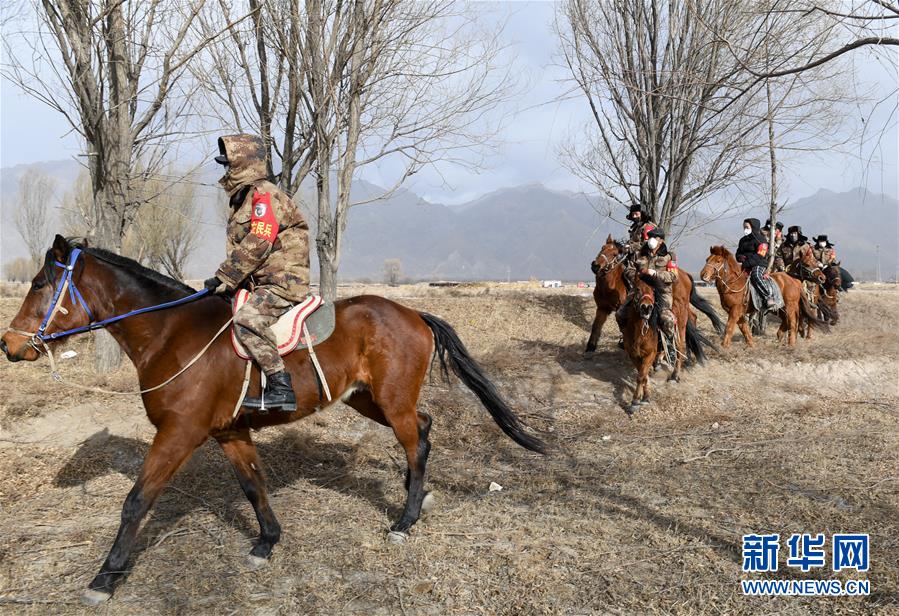 （聚焦疫情防控&middot;圖文互動）（2）行進在鄉(xiāng)間的馬背巡邏隊