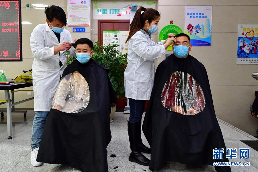 (在習近平新時代中國特色社會主義思想指引下——新時代新作為新篇章·習近平總書記關(guān)切事·圖文互動)(3)戰(zhàn)“疫”中的“凡人微光”