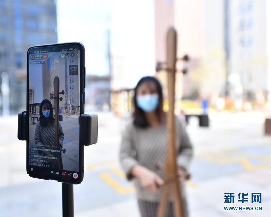 (圖文互動)(1)展會變直播 員工變網(wǎng)紅——千億元家具產(chǎn)業(yè)別樣復(fù)工復(fù)產(chǎn)路