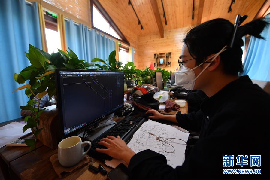 (圖文互動)(4)展會變直播 員工變網(wǎng)紅——千億元家具產(chǎn)業(yè)別樣復(fù)工復(fù)產(chǎn)路