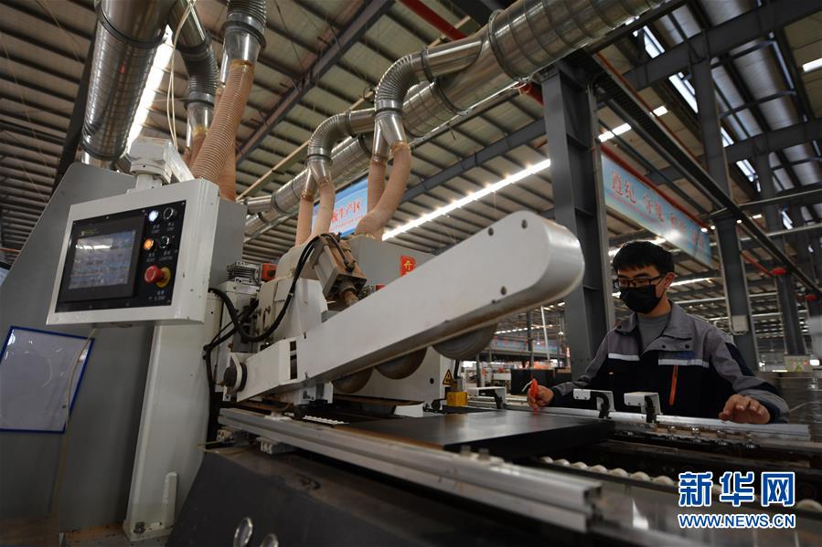 (圖文互動)(7)展會變直播 員工變網(wǎng)紅——千億元家具產(chǎn)業(yè)別樣復(fù)工復(fù)產(chǎn)路