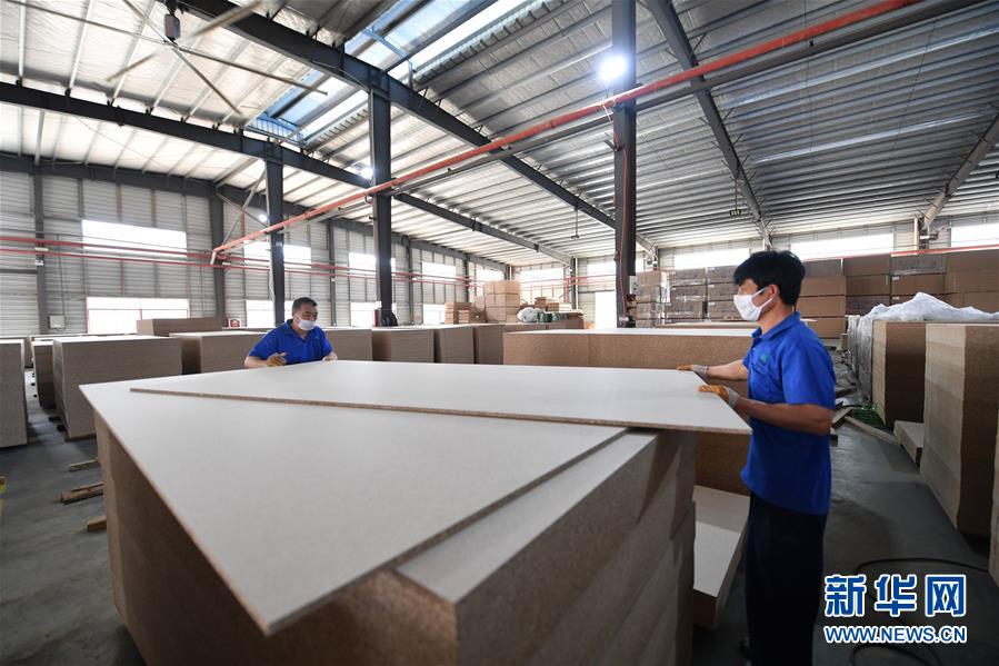 (圖文互動)(8)展會變直播 員工變網(wǎng)紅——千億元家具產(chǎn)業(yè)別樣復(fù)工復(fù)產(chǎn)路