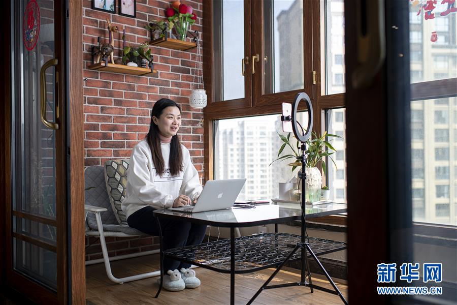 （新華全媒頭條&middot;圖文互動(dòng)）（8）守望相助，堅(jiān)忍不拔&mdash;&mdash;致敬武漢戰(zhàn)&ldquo;疫&rdquo;中千千萬(wàn)萬(wàn)個(gè)平凡英雄