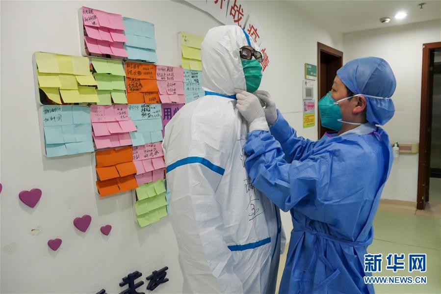 (一線抗疫群英譜·圖文互動(dòng))院感防控者戴愛蘭:為一線醫(yī)務(wù)人員綁好“安全繩”