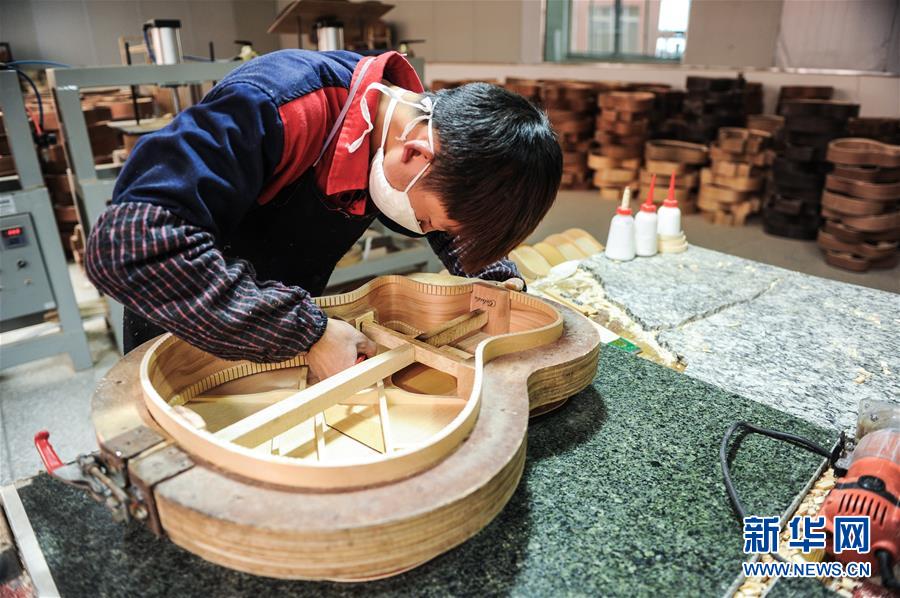 (新華全媒頭條·圖文互動(dòng))(8)書(shū)寫(xiě)新的轉(zhuǎn)折——寫(xiě)在革命老區(qū)遵義全面脫貧之際