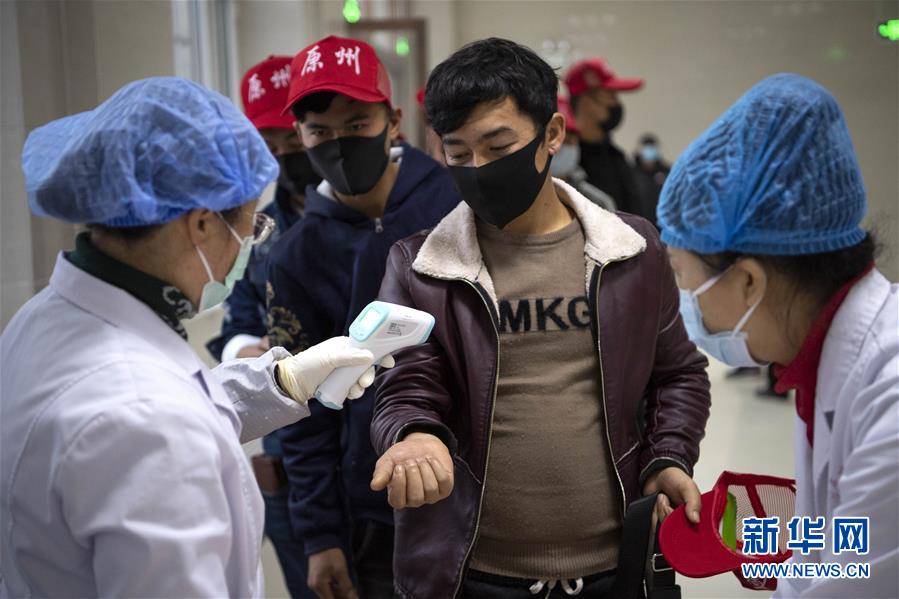 (在習(xí)近平新時(shí)代中國(guó)特色社會(huì)主義思想指引下——新時(shí)代新作為新篇章·習(xí)近平總書(shū)記關(guān)切事·圖文互動(dòng))(5)戰(zhàn)“疫”戰(zhàn)“貧”都要贏——脫貧攻堅(jiān)一線打響兩場(chǎng)硬仗