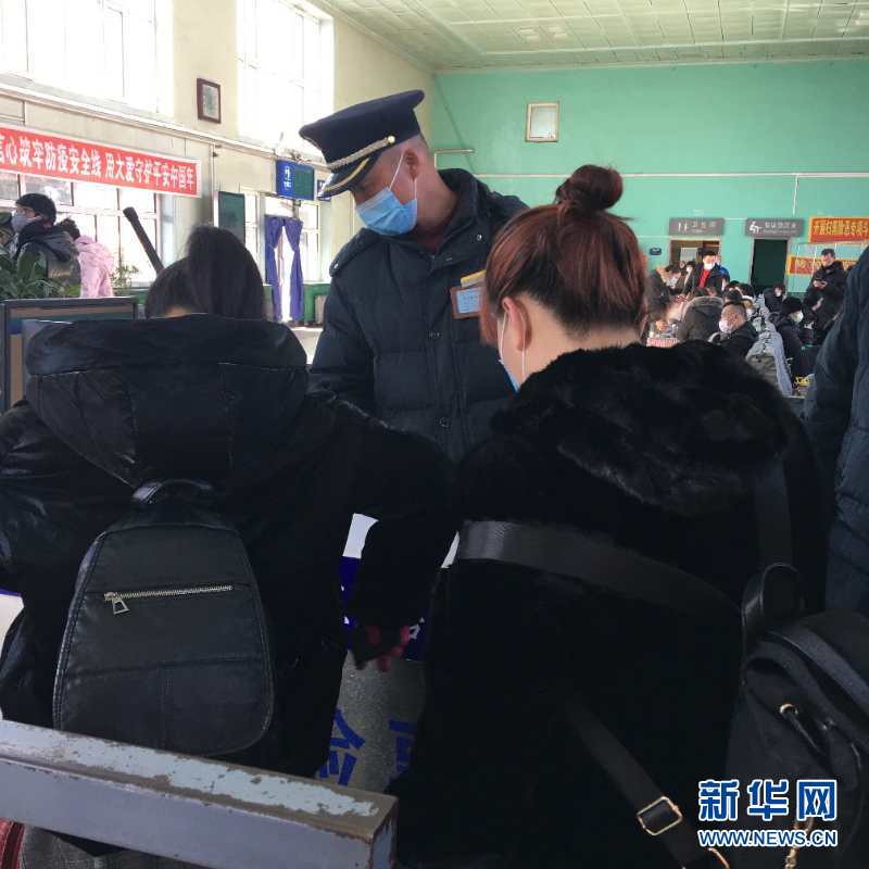 （新華網(wǎng)&middot;圖文互動(dòng)）（2）疫情下，小站鐵路安檢員收獲10多萬粉絲