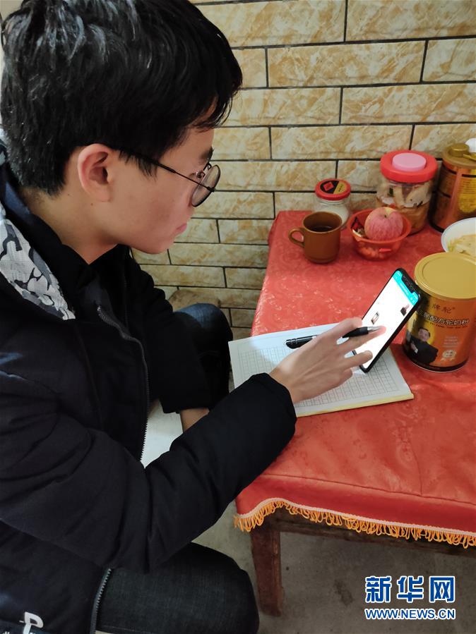 （新華網(wǎng)&middot;圖文互動(dòng)）（1）為&ldquo;逆行者&rdquo;后方護(hù)航，這些大學(xué)生的假期不一般