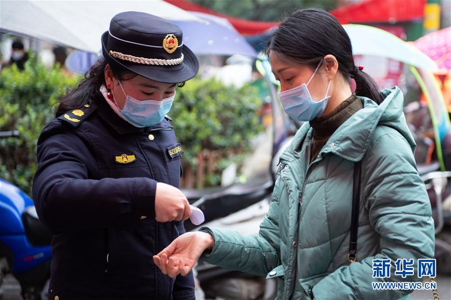 (聚焦疫情防控·圖文互動(dòng))(1)防疫棚上黨旗紅——湖南“零病例”城區(qū)的基層堡壘