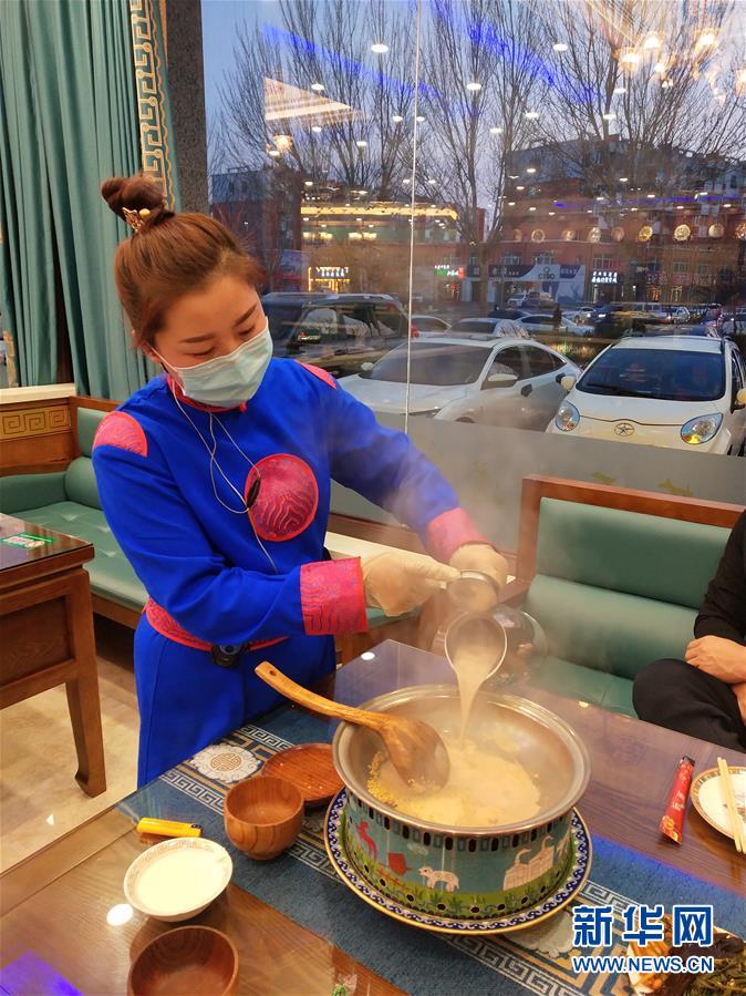 （圖文互動）（2）特寫：限人數(shù)、分餐吃、用公筷&mdash;&mdash;偏遠小城&ldquo;吃飯&rdquo;見聞