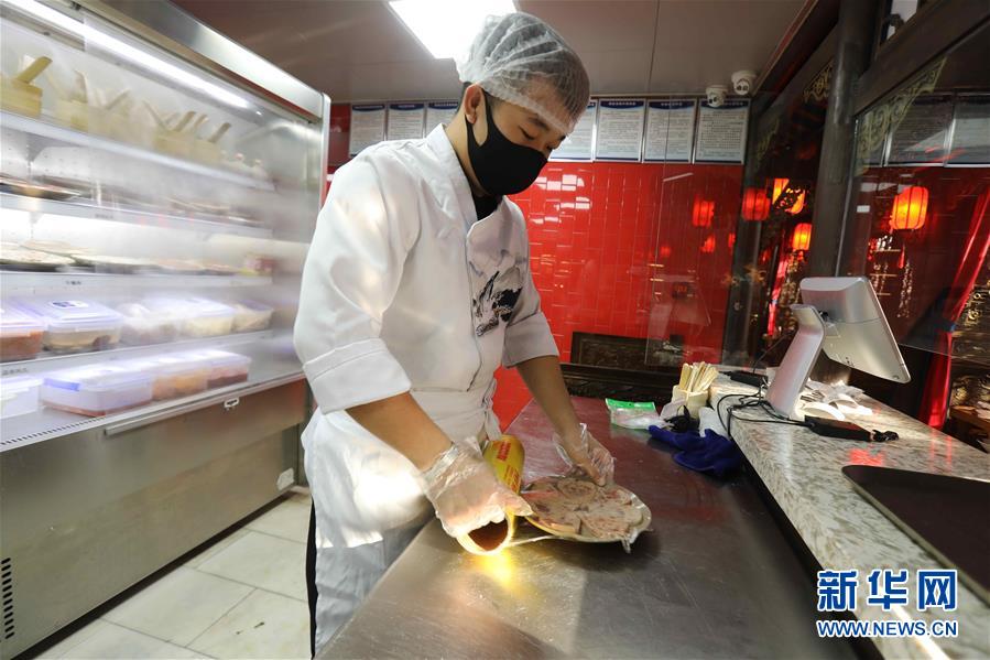 （圖文互動）（4）特寫：限人數(shù)、分餐吃、用公筷&mdash;&mdash;偏遠小城&ldquo;吃飯&rdquo;見聞