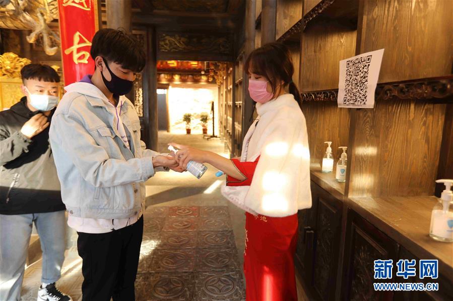 （圖文互動）（5）特寫：限人數(shù)、分餐吃、用公筷&mdash;&mdash;偏遠小城&ldquo;吃飯&rdquo;見聞
