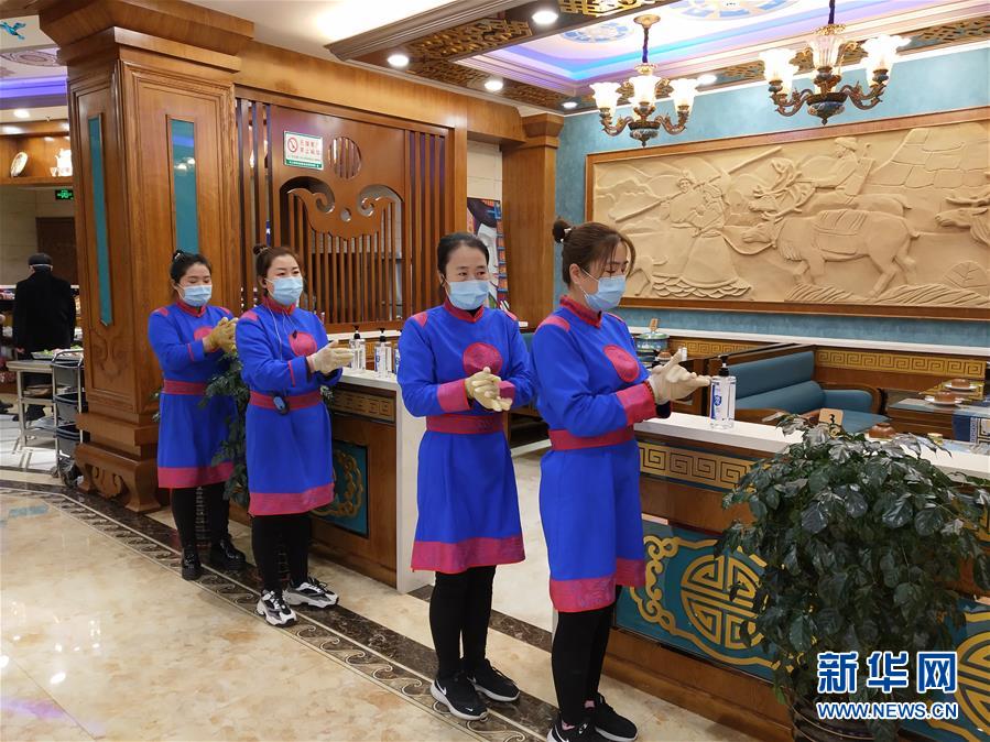 （圖文互動）（6）特寫：限人數(shù)、分餐吃、用公筷&mdash;&mdash;偏遠小城&ldquo;吃飯&rdquo;見聞