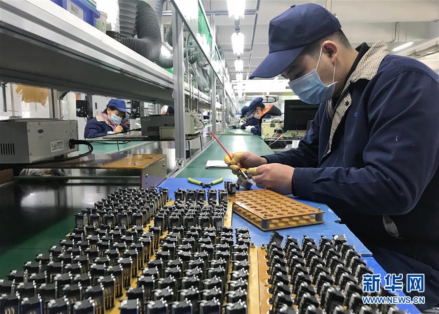 (在習(xí)近平新時(shí)代中國特色社會(huì)主義思想指引下——新時(shí)代新作為新篇章·習(xí)近平總書記關(guān)切事·圖文互動(dòng))(1)精準(zhǔn)發(fā)力抓統(tǒng)籌——各地落實(shí)“分區(qū)分級”有序恢復(fù)生產(chǎn)生活