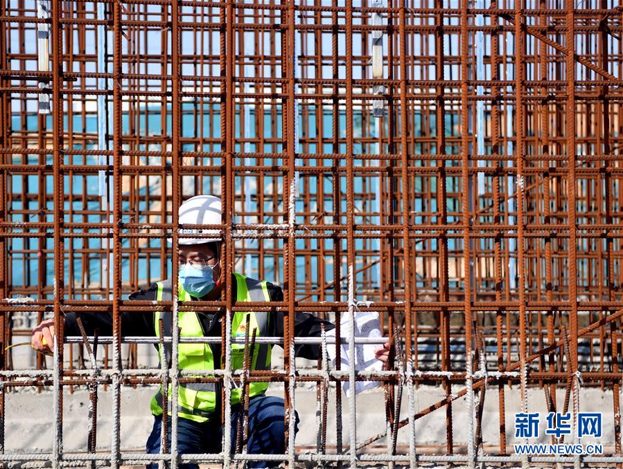 （一線(xiàn)抗疫群英譜&middot;圖文互動(dòng)）（6）和時(shí)間搶生命&mdash;&mdash;記鄭州岐伯山醫(yī)院&ldquo;90后&rdquo;參建者梁少智