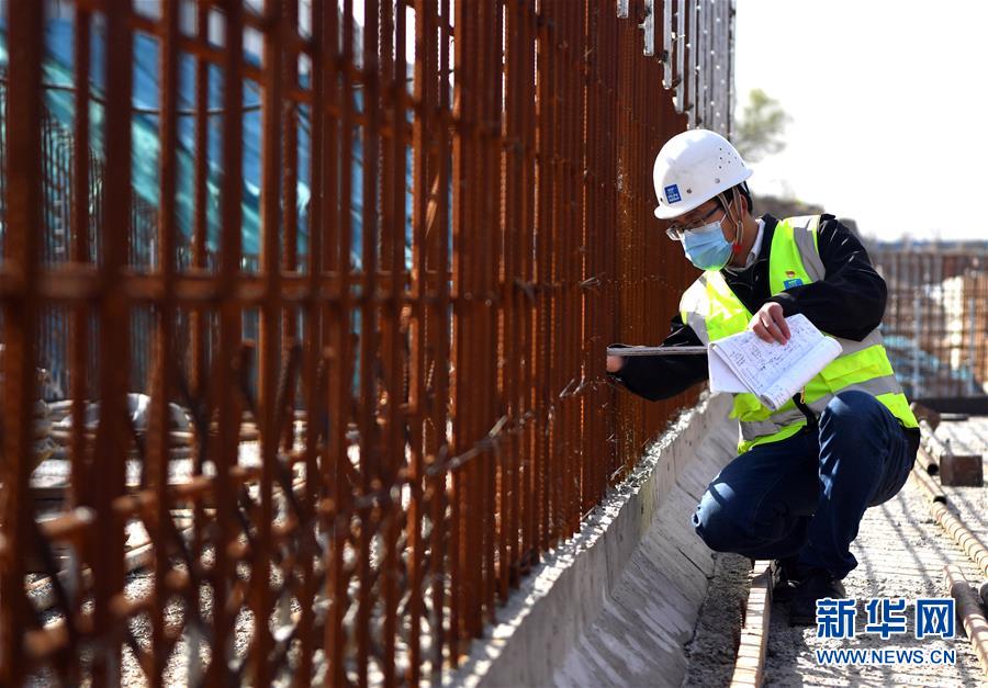 （一線(xiàn)抗疫群英譜&middot;圖文互動(dòng)）（5）和時(shí)間搶生命&mdash;&mdash;記鄭州岐伯山醫(yī)院&ldquo;90后&rdquo;參建者梁少智