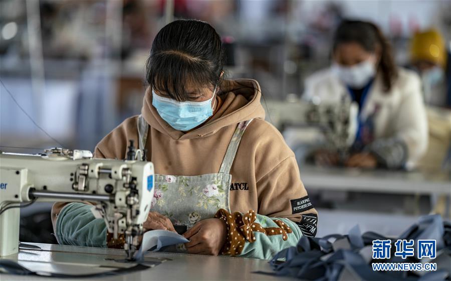 （在習近平新時代中國特色社會主義思想指引下&mdash;&mdash;新時代新作為新篇章&middot;習近平總書記關切事&middot;圖文互動）（1）戰(zhàn)&ldquo;疫&rdquo;要勁時，戰(zhàn)&ldquo;貧&rdquo;再加把勁！&mdash;&mdash;中央各部門助力脫貧攻堅很給力