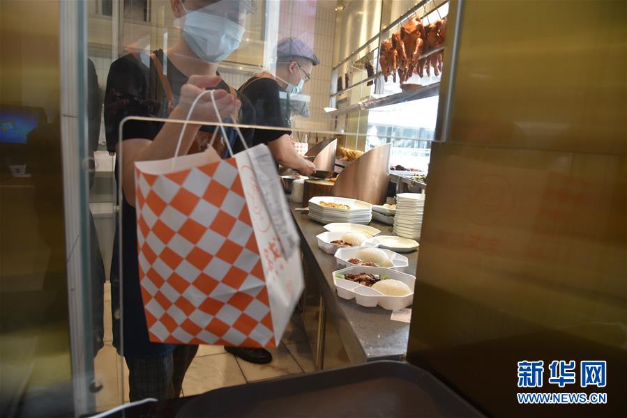 （聚焦復(fù)工復(fù)產(chǎn)&middot;圖文互動(dòng)）（4）觸網(wǎng)接單、開發(fā)簡餐、直播賣貨&mdash;&mdash;餐企換招自救