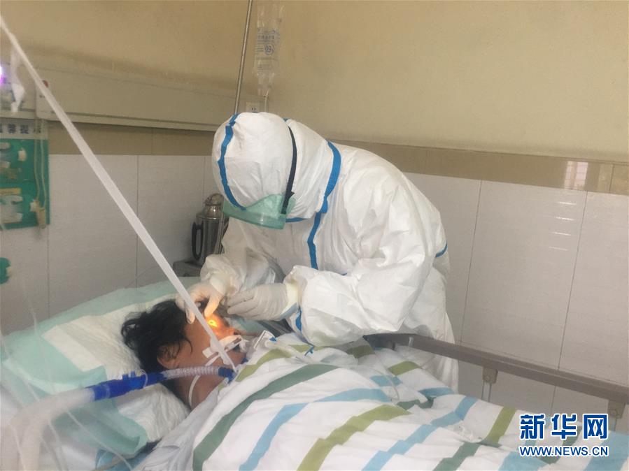 (一線抗疫群英譜·圖文互動(dòng))(1)“盡己所能守護(hù)生命”——廣東江門“90后”新婚夫妻齊赴戰(zhàn)“疫”一線