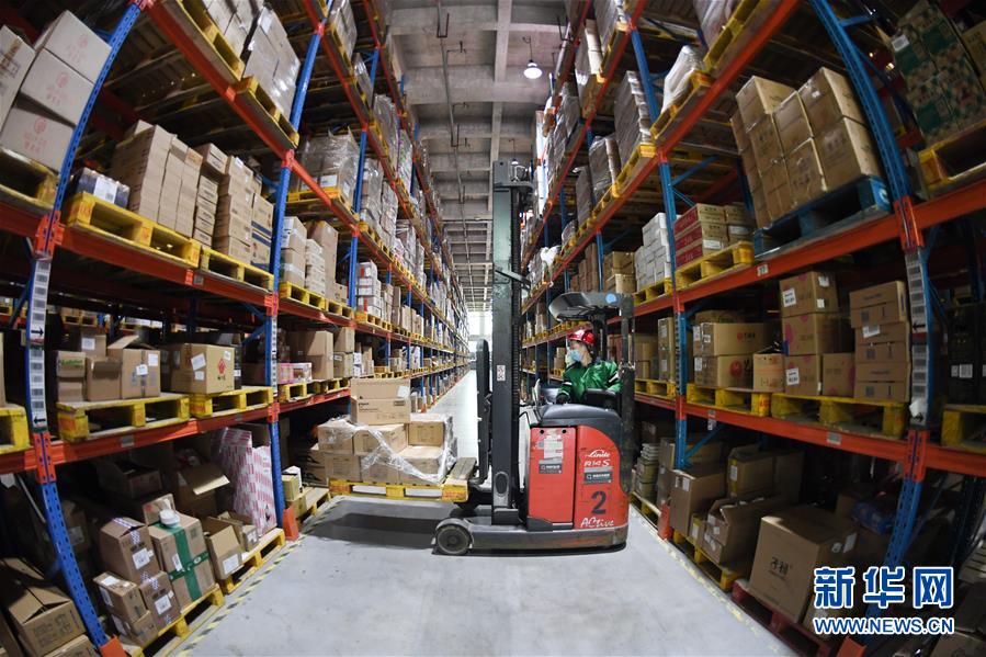 （新華全媒頭條&middot;在習(xí)近平新時(shí)代中國特色社會(huì)主義思想指引下&mdash;&mdash;新時(shí)代新作為新篇章&middot;圖文互動(dòng)）（9）同心戰(zhàn)&ldquo;疫&rdquo;彰顯人民至上&mdash;&mdash;各地各部門貫徹落實(shí)習(xí)近平總書記重要指示精神統(tǒng)籌推進(jìn)疫情防控和經(jīng)濟(jì)社會(huì)發(fā)展 