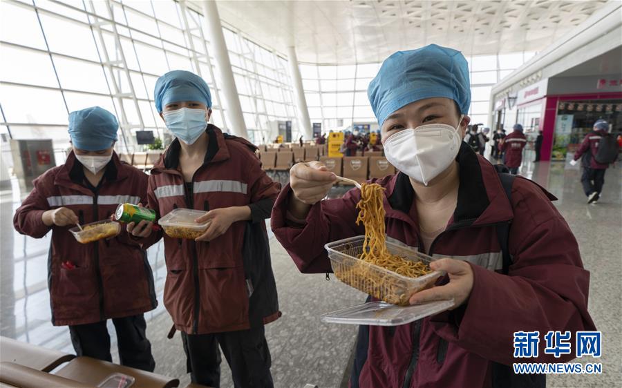 （新華全媒頭條&middot;圖文互動）（13）最美逆行者，武漢永遠記得你！&mdash;&mdash;首批援鄂醫(yī)療隊返程紀實