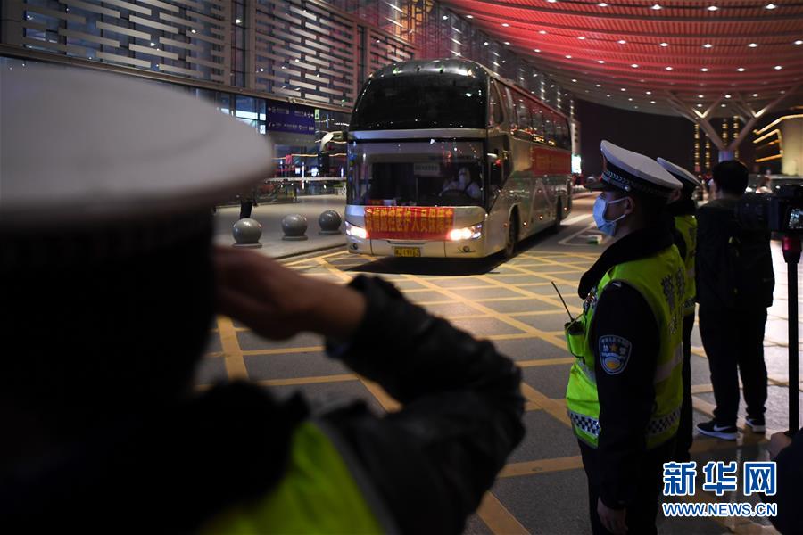 （新華全媒頭條&middot;圖文互動）（15）最美逆行者，武漢永遠記得你！&mdash;&mdash;首批援鄂醫(yī)療隊返程紀實