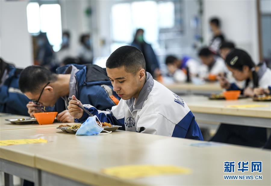 （圖文互動）（6）&ldquo;早&rdquo;安同學(xué)，&ldquo;早&rdquo;安老師！&mdash;&mdash;新疆初高中畢業(yè)班復(fù)課一周回訪見聞