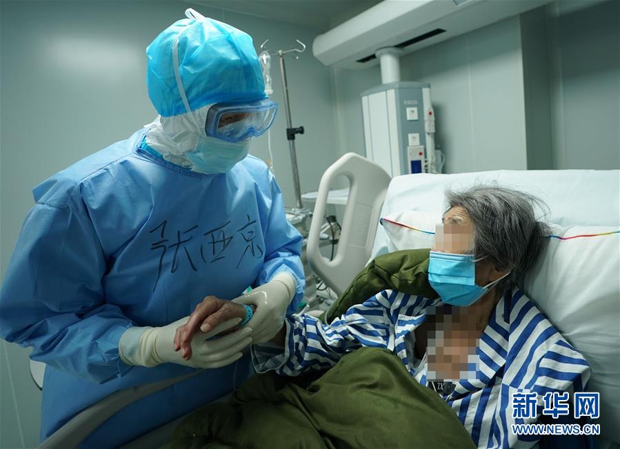 （新華全媒頭條&middot;圖文互動）（2）和時間拼速度 與死神搶生命&mdash;&mdash;火神山醫(yī)院重癥醫(yī)學(xué)一科里的&ldquo;生死戰(zhàn)&rdquo; 