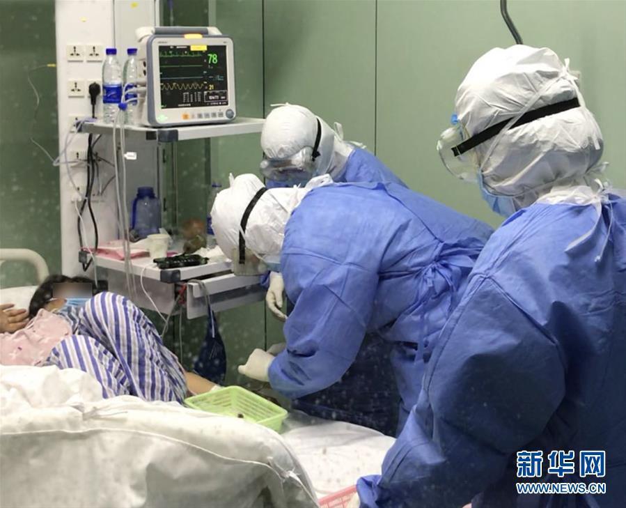 (一線抗疫群英譜·圖文互動(dòng))(1)除夕夜奔赴隔離重癥病房的侯坤