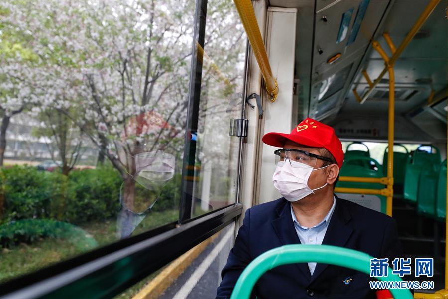 (聚焦疫情防控)(1)武漢市部分公交車恢復開行