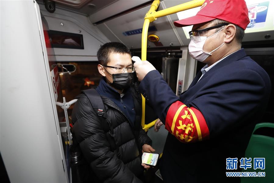 (聚焦疫情防控)(4)武漢市部分公交車恢復開行