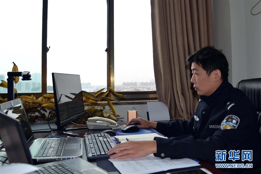 （習(xí)近平致敬的戰(zhàn)&ldquo;疫&rdquo;英雄&middot;公安干警篇&middot;圖文互動(dòng)）（8）他們，抗疫一線鑄警魂