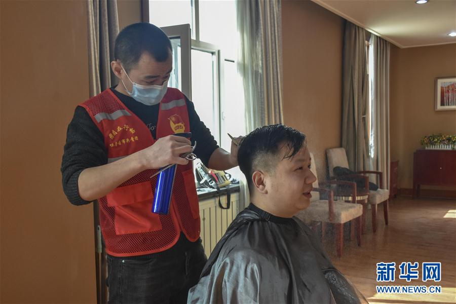 (一線抗疫群英譜·圖文互動(dòng))(1)“小小發(fā)屋”溢真情——新疆“90后”義務(wù)理發(fā)師馬國(guó)仁的故事