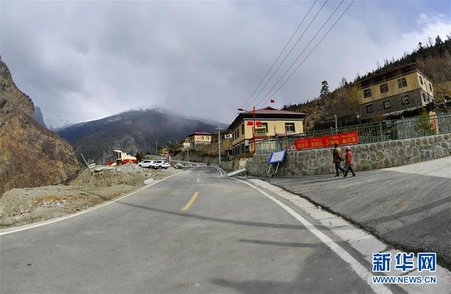 （新華全媒頭條&middot;圖文互動(dòng)）（7）一面國(guó)旗與三代人的守望&mdash;&mdash;記西藏林芝市西日卡村的&ldquo;紅色&rdquo;傳承