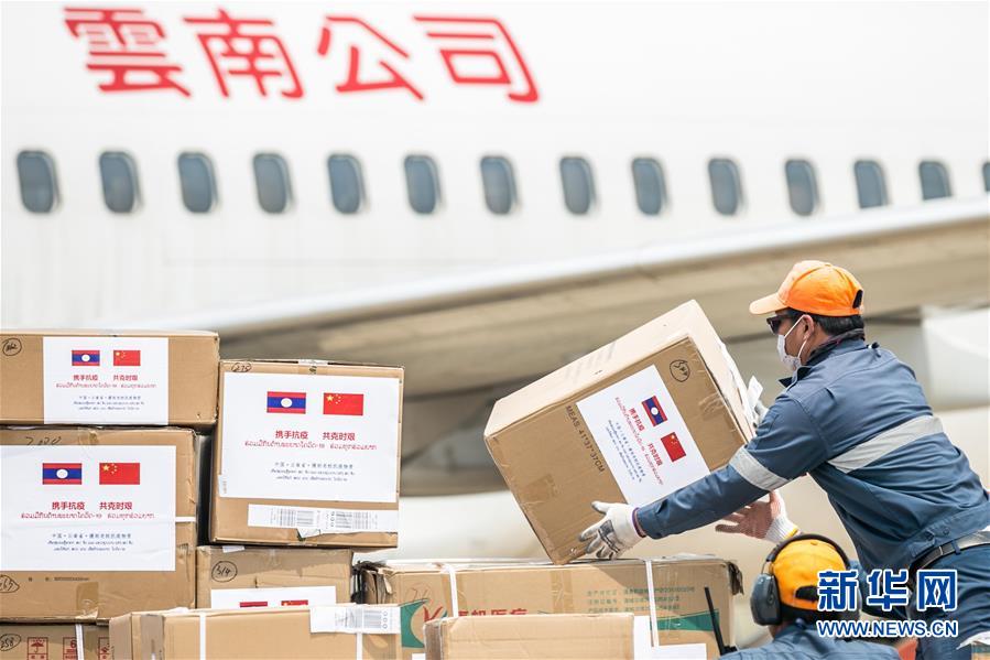 (國際疫情)(4)中國抗疫醫(yī)療專家組抵達老撾