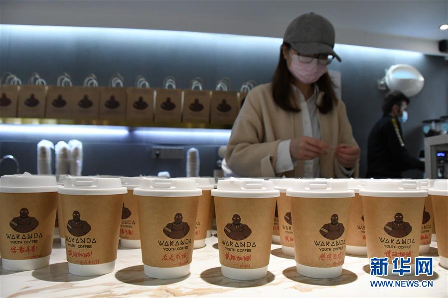 （新華全媒頭條&middot;習近平致敬的戰(zhàn)&ldquo;疫&rdquo;英雄&middot;武漢人民篇&middot;圖文互動）（9）壯哉，大武漢&mdash;&mdash;獻給英雄的武漢人民