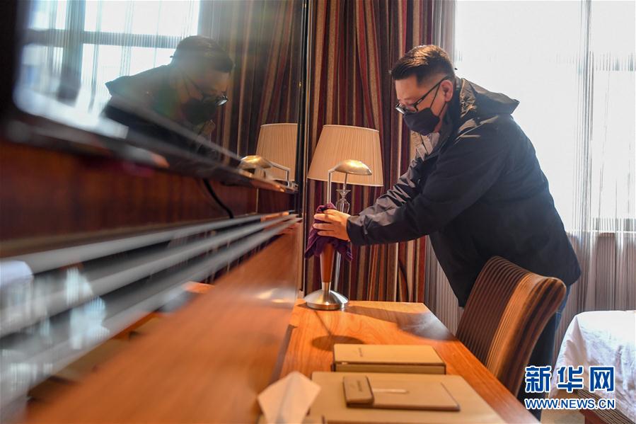 (一線抗疫群英譜·圖文互動(dòng))(3)服務(wù)白衣天使的“管家”艾厚宇