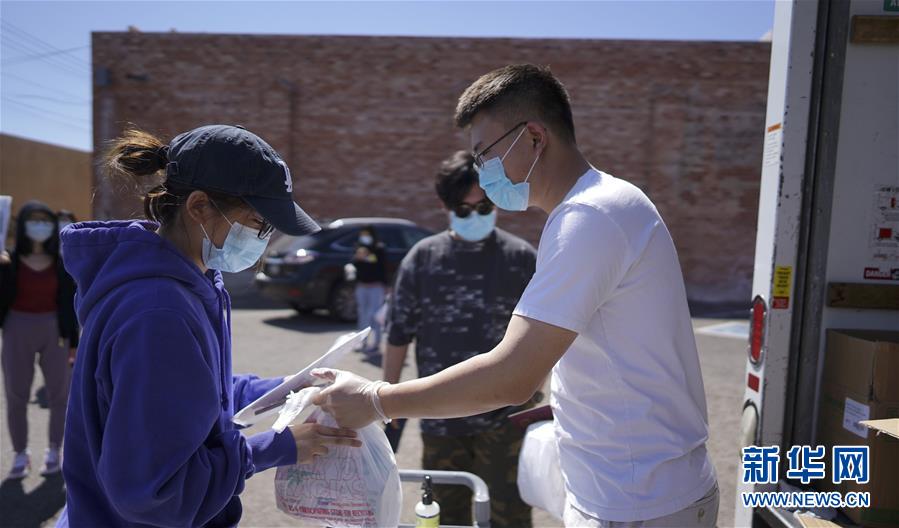 (國(guó)際疫情·圖文互動(dòng))(5)“來(lái)自祖國(guó)濃濃的愛”——在美留學(xué)生領(lǐng)取“健康包”背后的故事