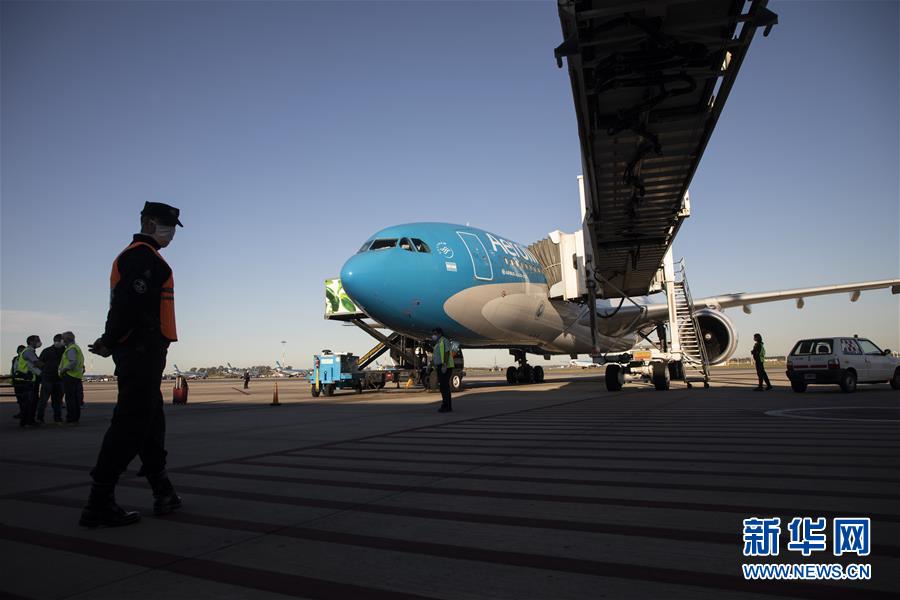 (圖文互動·國際疫情)(1)通訊:3.8萬公里的航程 跨越大洋的情誼——記阿根廷從中國運(yùn)載防疫物資