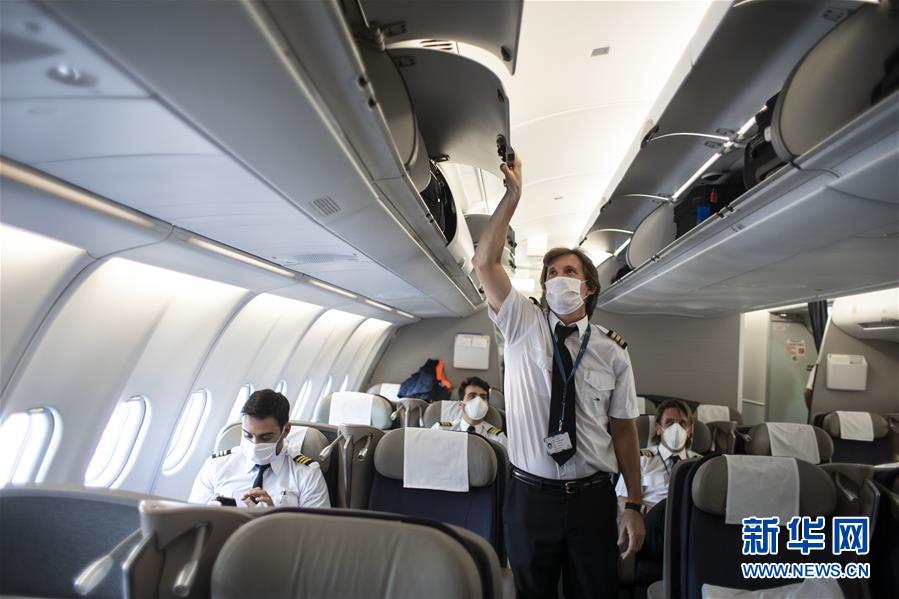 (圖文互動·國際疫情)(4)通訊:3.8萬公里的航程 跨越大洋的情誼——記阿根廷從中國運(yùn)載防疫物資