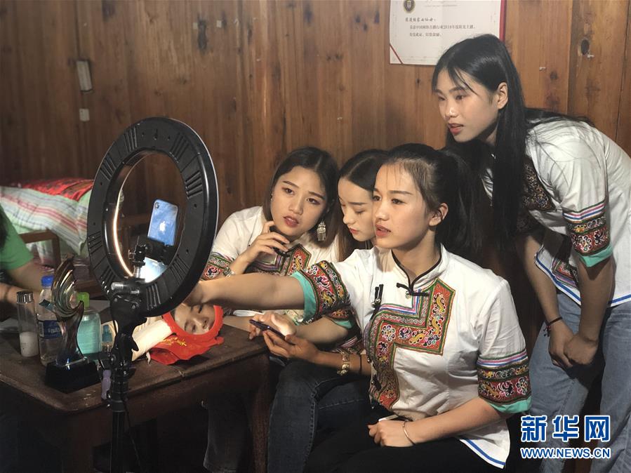 (決戰(zhàn)決勝脫貧攻堅·圖文互動)(5)田野“變奏”讓薄土“生金”——貴州農(nóng)村產(chǎn)業(yè)革命助推脫貧攻堅見聞