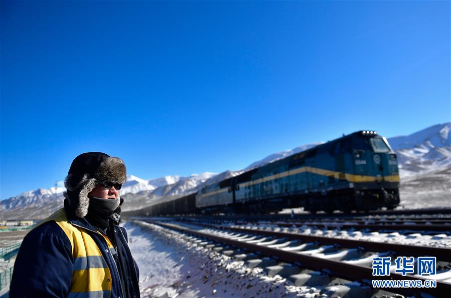 (新華全媒頭條·圖文互動(dòng))(1)用腳步和忠誠(chéng)守護(hù)雪域天路——記青藏鐵路望昆線路車(chē)間副主任于本蕃