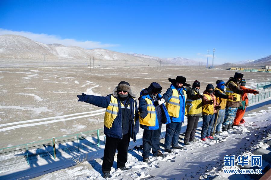 (新華全媒頭條·圖文互動(dòng))(5)用腳步和忠誠(chéng)守護(hù)雪域天路——記青藏鐵路望昆線路車(chē)間副主任于本蕃