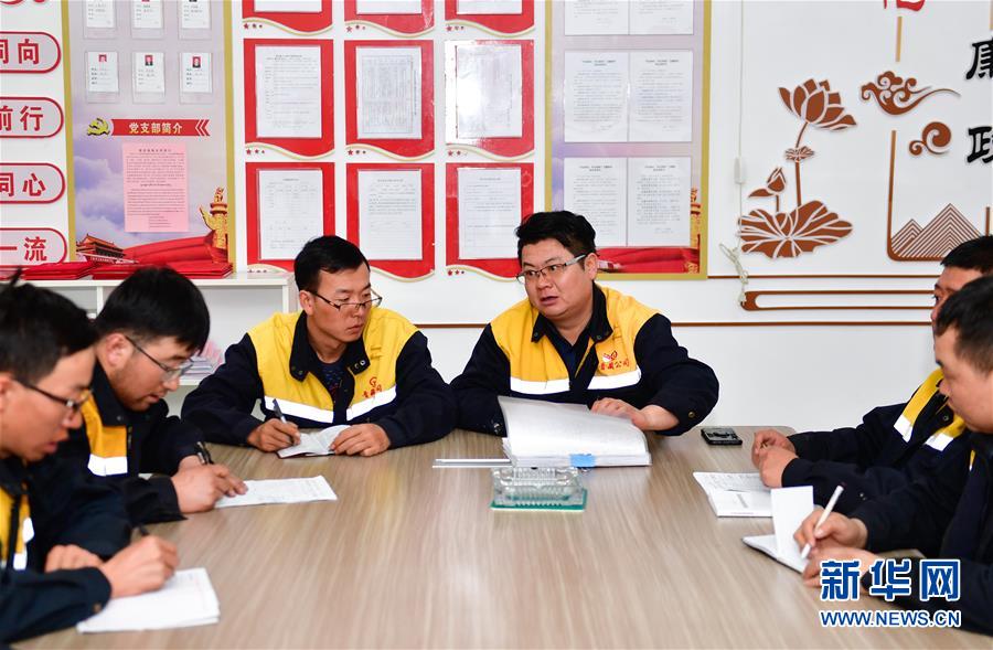 (新華全媒頭條·圖文互動(dòng))(12)用腳步和忠誠(chéng)守護(hù)雪域天路——記青藏鐵路望昆線路車(chē)間副主任于本蕃